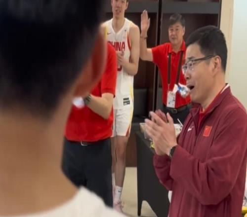 男篮官方晒赛后动态！继伟兴奋庆祝，郭振明开心，赵睿更衣室哭了
