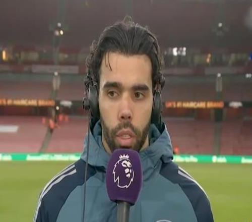 拉亚：扑出加纳乔那球确实非常困难，当时我的视线受到了影响