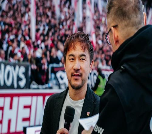 重返老东家，日本前国脚冈崎慎司回到斯图加特主场观看比赛