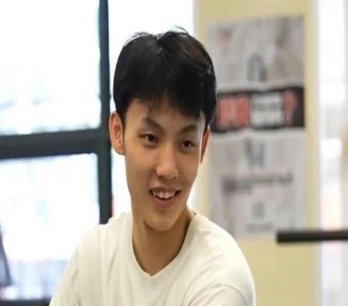 广东3消息：球迷偶遇胡明轩看病，徐杰恢复训练，杜锋出席会议