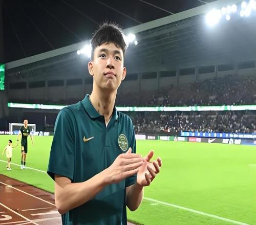 他原本是上港本土后腰位置离队第一热门，如今却还没走，引发热议