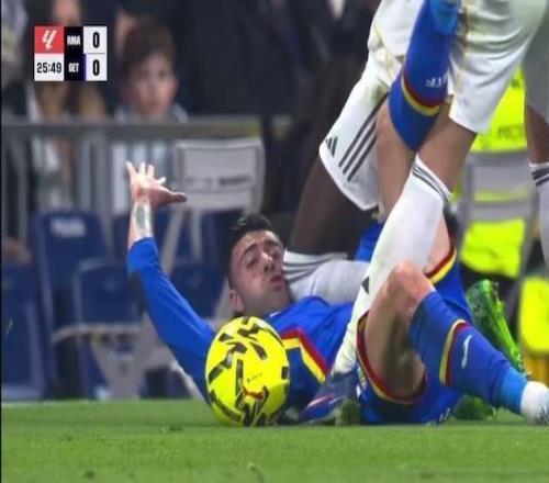 皇马耻辱一战！恶汉膝盖顶对手头部逃红牌8万人高喊：老佛爷下课