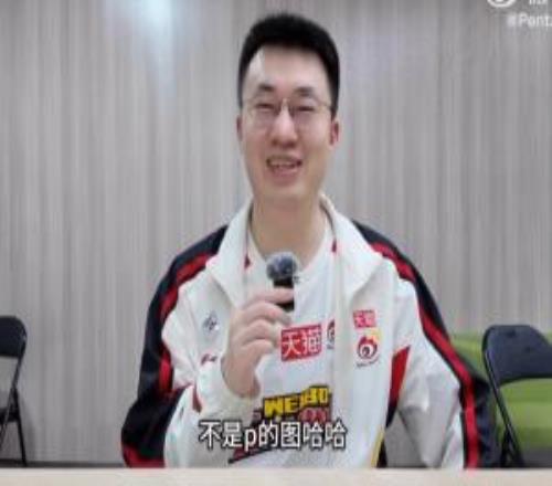 小虎：上次做活动摸过GALA的腹肌，确实是真的，不是P的图