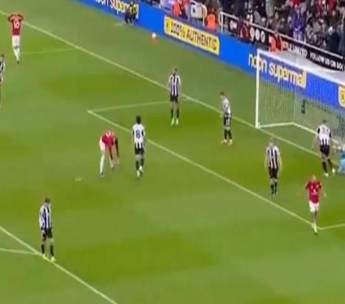 战犯表现，姆伯莫一脚踢飞绝佳机会，库尼亚抱头、谢什科捶地