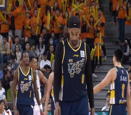 貌合神离萨林杰庆生惨遭区别对待，或被广东队彻底放弃！