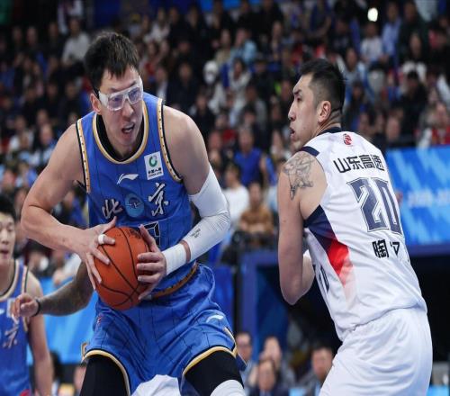 周琦新帮手！2米13中锋签约北京，上海外援不敢嚣张，杜锋心凉了