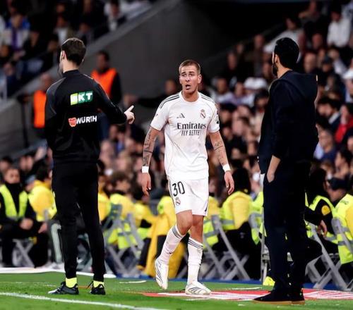6场仅出战42分钟！皇马18岁前锋又沦为替补骂裁判禁赛2场