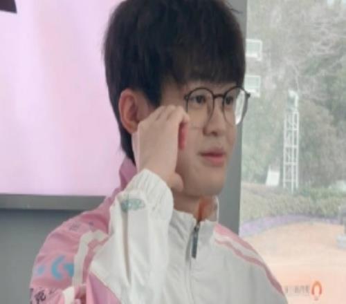 BLG更新视频：今日店长小勋鸭认真营业中