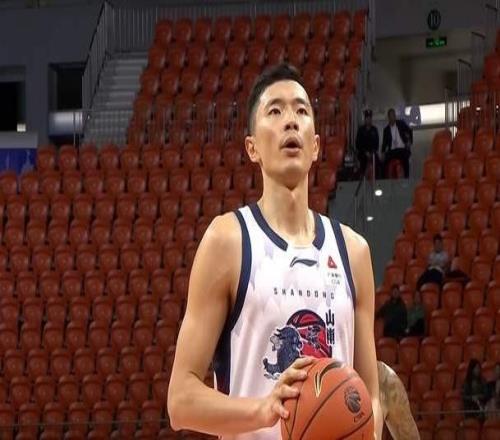1人正常，10人低迷，山东男篮客场爆冷真不冤，邱彪休赛期在干啥