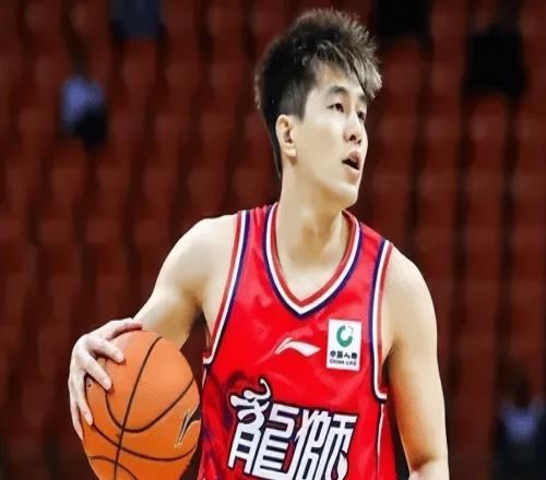 看着心酸！郭艾伦膝伤倒地不起，一度仰天痛哭，但愿不是大伤！