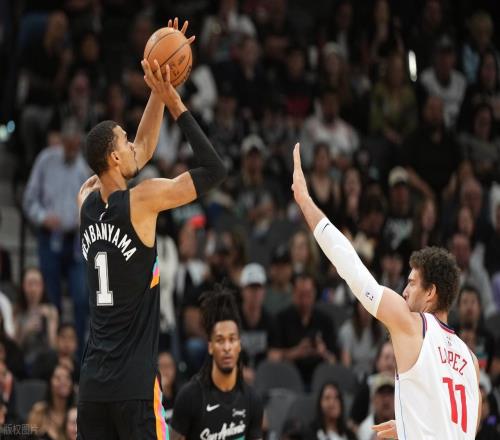 马刺29分超级逆转，小卡空砍30+9！福克斯立功，文班亚马是头怪兽