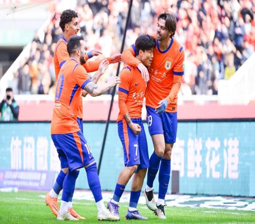 开门红！泰山半场20打崩辽宁，谢文能首球+克雷桑点射，鲁蜜狂喜