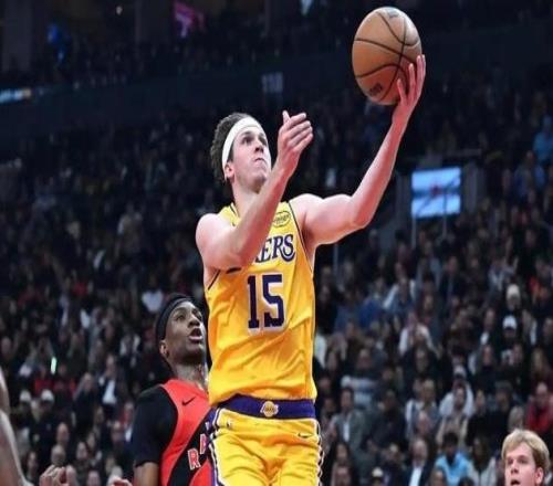 里夫斯该不该替补比赛中保持两两搭配才是湖人的王道