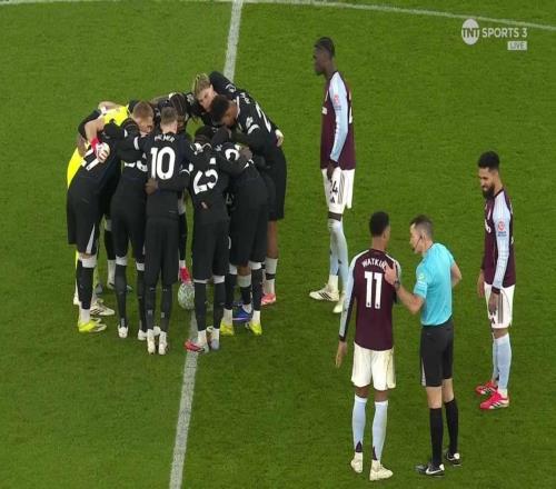 致敬西虹市首富切尔西众人开球前将球围在中间，解说员哑然失笑