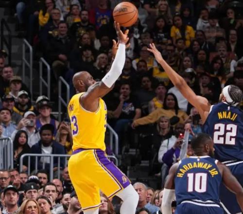 湖人输球我没输，詹姆斯狂更六条动态：庆祝自己登顶投篮历史第一