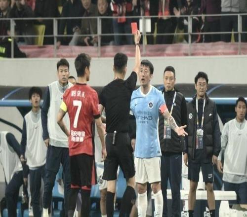 中超揭幕战血染赛场蓉城“姆巴佩”嘴唇缝了15针