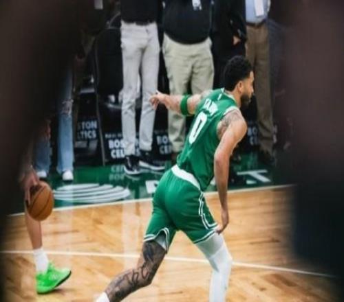 跟腱大伤&时隔298天复出，塔图姆取15分12板7助，正负值+20