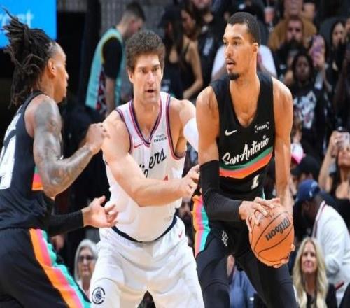 马刺25分大逆转打服小卡：没想到他们这么早崛起