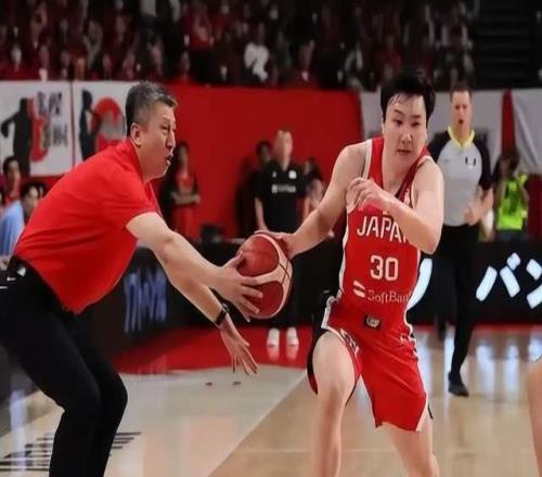 好样的！中国男篮主帅大方承认抢断日本库里，言外之意不是故意的