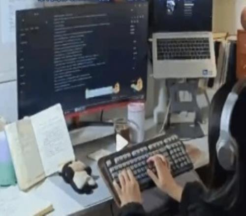 网文作家遇职业危机AI写作48小时生成500万字长篇小说