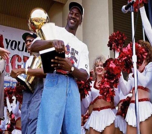 纪录片再现乔丹超强人气，2000多女粉丝挤满俱乐部，NBA后无来者