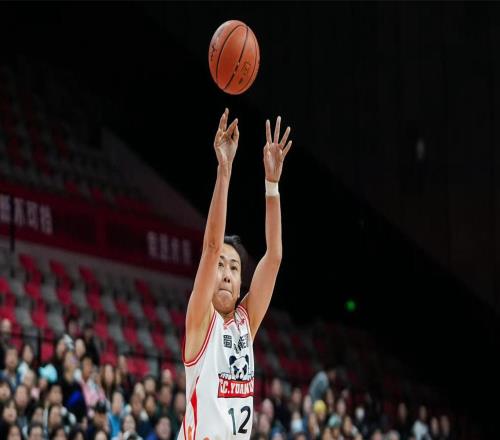 轰26+7进四强！中国女篮33岁1米91王牌前锋真稳：宫鲁鸣该带她