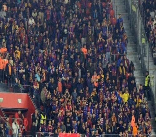 世体：巴萨球迷赛后被毕包球迷围堵，当地防暴警察介入