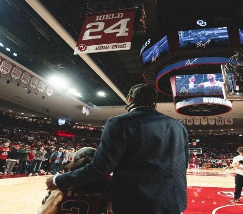 横扫大学篮坛，狂赚1.47亿美元，如今球衣被退役，他也是人生赢家