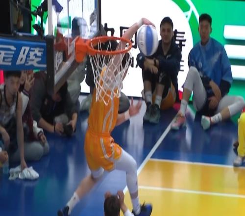 张鼎岩加赛飞跃徐昕夺扣篮大赛冠军！俞泽辰准备动作不够啊！