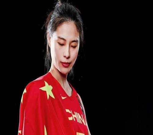 王思雨轰21分独木难支年轻球员集体拉胯，女篮赢球却无半点可喜