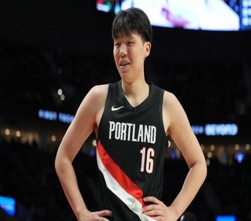 杨瀚森回NBA终有进步！4分钟得5分，防守进步，各方面有提升！