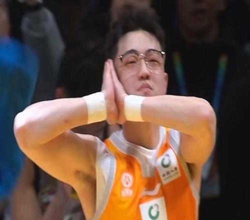 张鼎岩加冕CBA扣篮王引热议！球迷吐槽连续“跃人”动作审美疲劳