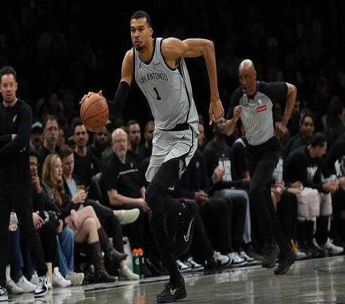 马刺4人20+三杀火箭，马刺145120大胜火箭，文班亚马高效轰29分