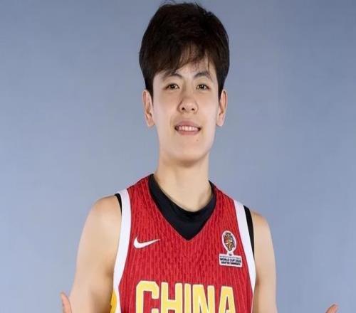 接棒姐姐杨力维担任队长！曝杨舒予成新一届中国女篮队长