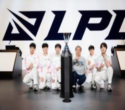 最暖心合照！BLG全员为矮小观众蹲下，粉丝：从西安赶来值了