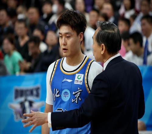 签约麦基！周琦替补地位不保，场均3.6分白拿顶薪，明年合同到期