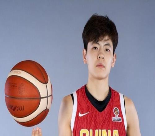 FIBA更新中国女篮定妆照：张子宇王思雨最萌身高差李月汝搞怪抢镜