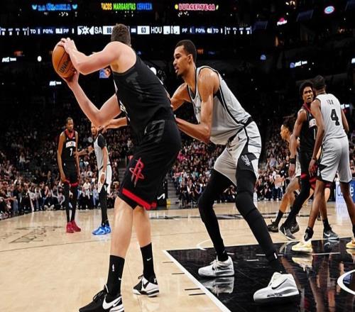 简直是灾难级别的防守！火箭内线支柱看起来根本打不了强队