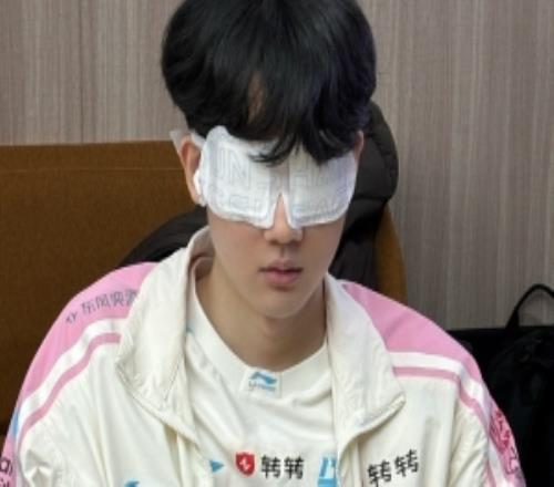 BLG更新选手动态：丹尼拍Bin的屁股你拉扯很好！