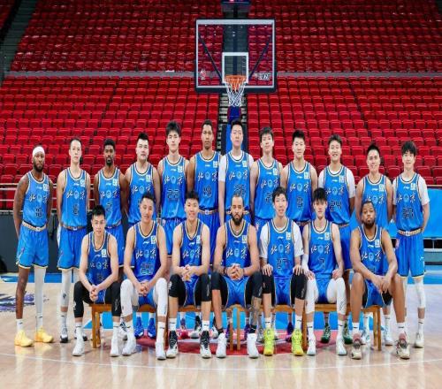 北京男篮拍全家福，麦基稳坐C位辽宁两新援将首秀北控新援到位
