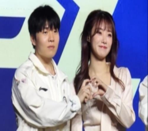 不官宣真不知道1月22日赛后Rookie还与小钰亲密赛后互动