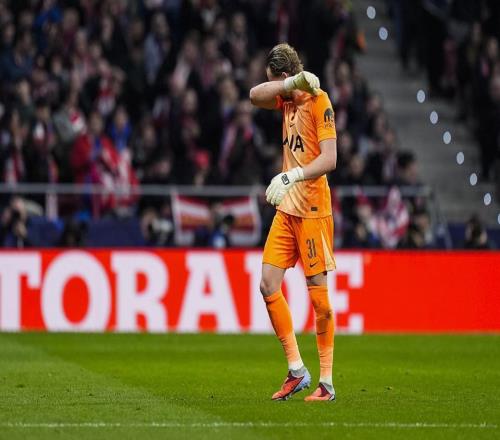 欧冠开场两次失误送大礼22岁热刺门将17分钟被换下哭着径直离场