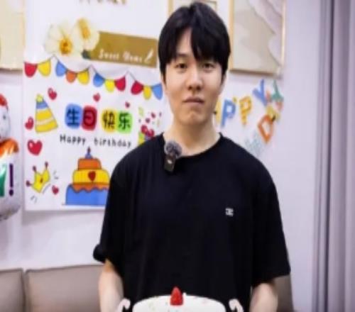 IG发布Rookie生日开箱vlog：内含限定眼镜版本