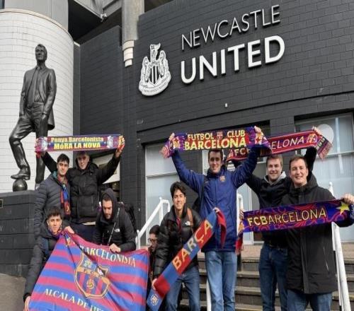 世体：巴萨球迷已抵达纽卡，纷纷与罗布森和希勒雕像进行合影