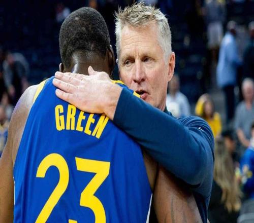 勇士队接连惨败给爵士和公牛后，球迷对格林和主帅科尔怒不可遏