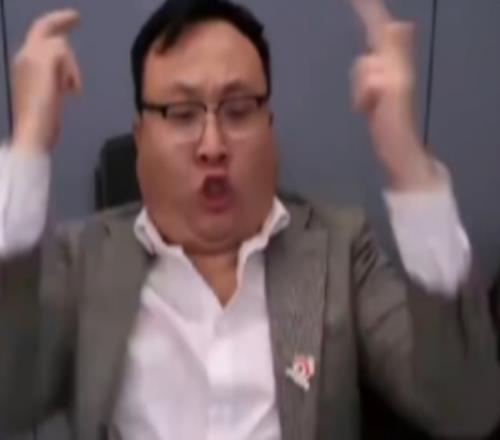 AL超话热议爆料AL接触井盖：爱笑别病急乱投医别啥都往怀里扒拉