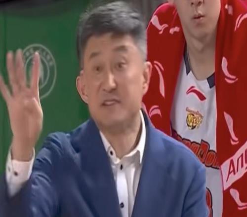 不是张皓嘉！不是杜润旺！杜锋训斥2人10中0，奎因失误徐杰挨批
