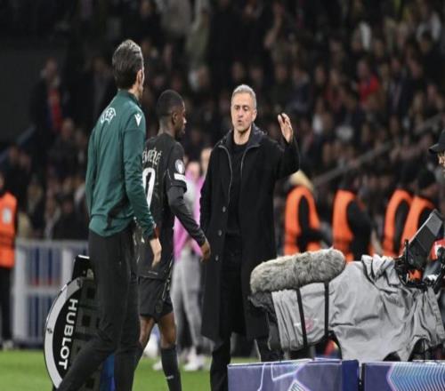 疑似受伤，登贝莱带着痛苦的表情被换下场