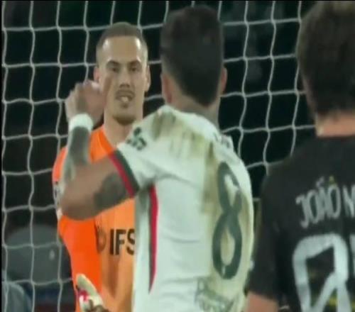 气得不轻，约恩森89分钟出球失误险丢球，恩佐冲其怒吼+砸球