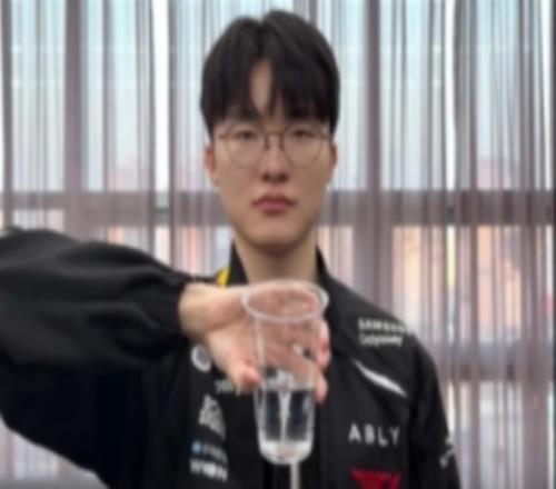 T1分享Faker、Peyz整活：我们选手们喝水都是这样喝的呀